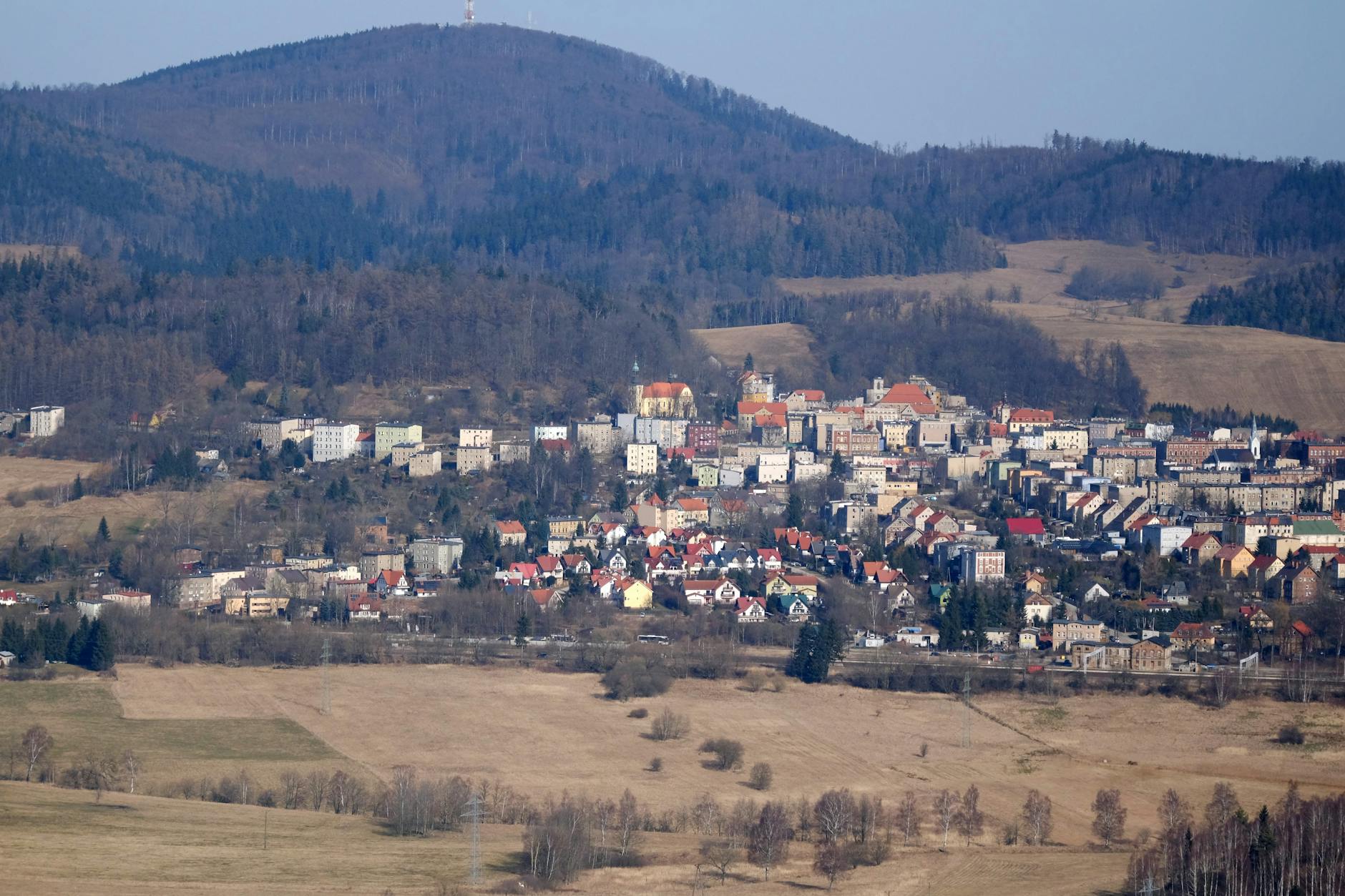 Grafika symbolizująca zegar odliczający czas do terminu składania PIT z widokiem na miasto Nowa Sól w tle.