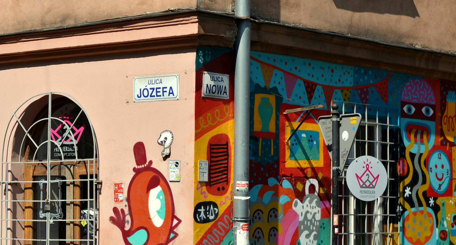 Uroczyste obchody Święta Konstytucji 3 Maja w Nowej Soli z flagami narodowymi i uczestnikami w strojach regionalnych.